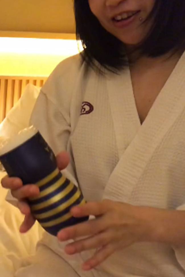 When I gave a Tenga to my friend's wife, the busty wife gave me a deep healing of a stranger's stick. A tenga with swaying big breasts and an awkward but erotic